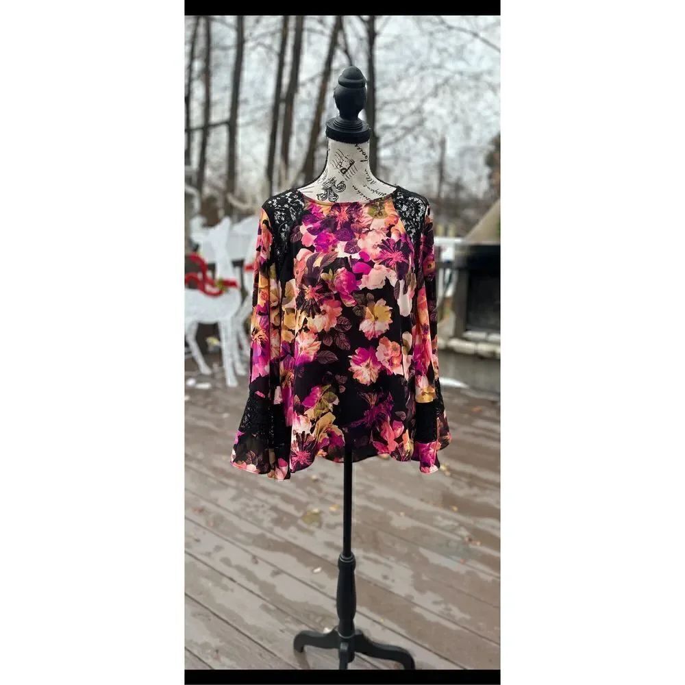 🔥 Jennifer Lopez batwing floral blouse with beautiful gold zipper in the back